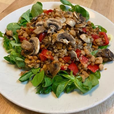 Ensalada templada de quinoa y champiñones Ensalada templada de quinoa y champiñones