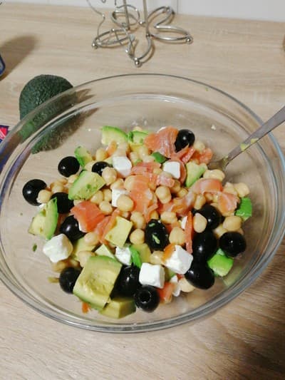 Ensalada de garbanzos, salmon, queso feta, aceitunas negras y aguacate ecológico. Ensalada de garbanzos, salmon, queso feta, aceitunas negras y aguacate ecológico.