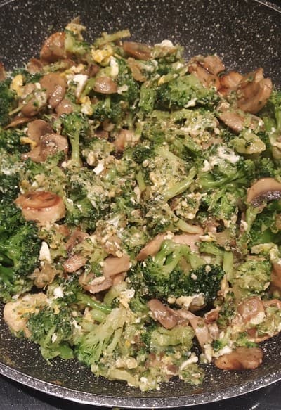Revuelto de brócoli con champiñones Revuelto de brócoli con champiñones