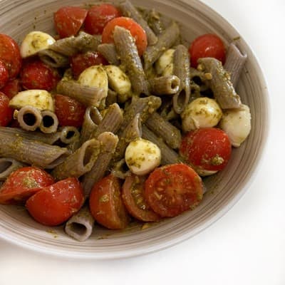 Ensalada de pasta estilo caprese Ensalada de pasta estilo caprese
