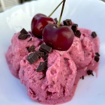 Helado de cerezas 🍒 y chocolate negro 🍫 proteico Helado de cerezas 🍒 y chocolate negro 🍫 proteico