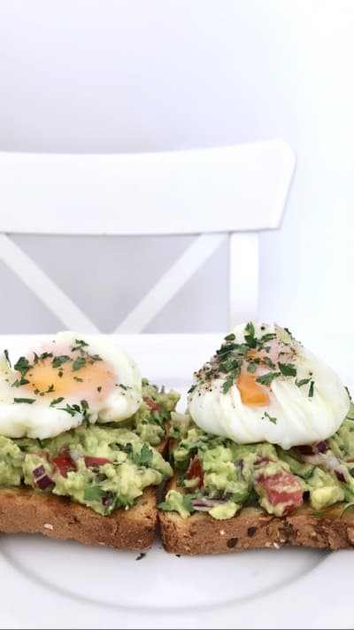 Tostadas de guacamole con huevo escalfado